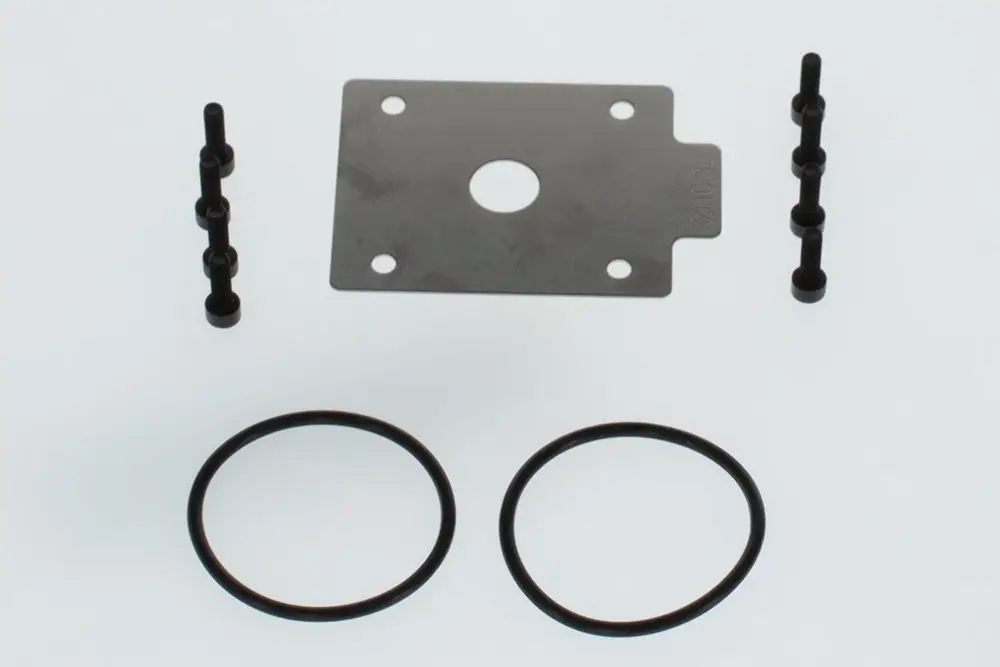 Schwarzes Montage-Set mit einer Metallplatte, zwei Gummidichtungen und mehreren kleinen Bolzen, ideal für Bosch-Anwendungen zur Drosselung.